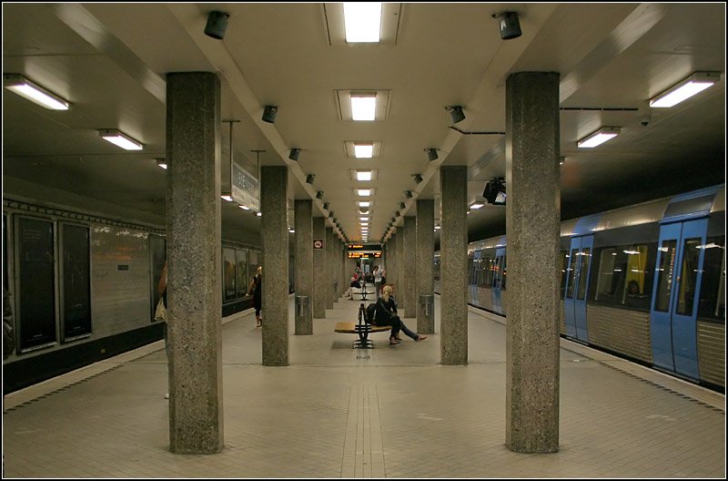 Grne Linien, Station  S:t Eriksplan . Fast alle unterirdischen Stationen der ltesten U-Bahnstrecken in Stockholm wurden in offener Bauweise gebaut, so auch diese Station im Stadtteil Vasastaden. 16.8.2007 (Matthias)