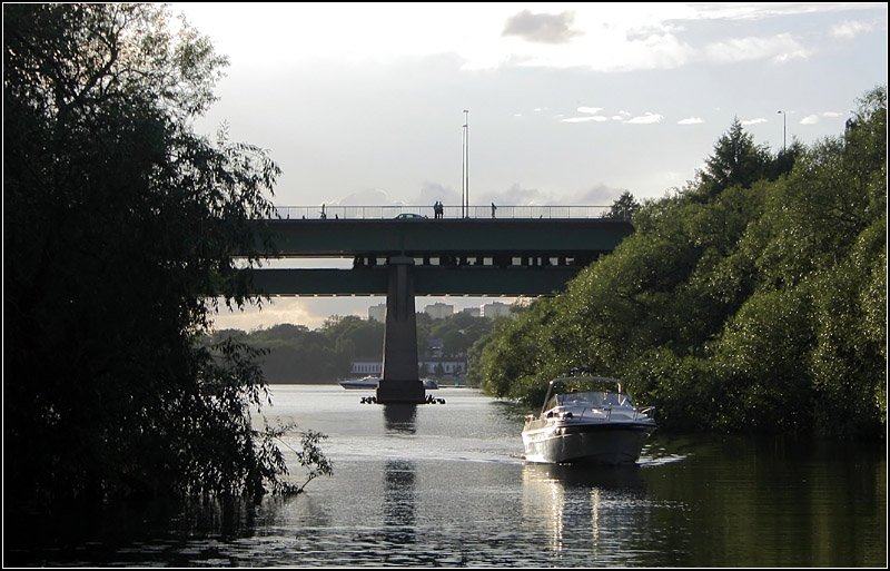 Grüne Linien, zwischen Fridhemsplan und S:t Eriksplan - 

Auf den ersten Blick kein Bahnbild, doch beim genaueren Hinsehen kann ein U-Bahnzug entdeckt werden. Beim Umbau der S:t Eriksbron in den Jahren 1935 bis 1937 wurde der Einbau der Bahn in der unteren Ebene planerisch schon berücksichtigt. 

16.08.2007 (M) 