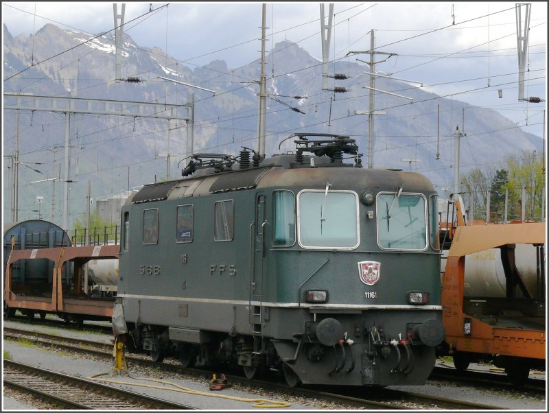 Grne Re 4/4 II 11161 mit arg verwittertem Schweizer Kreuz. Im Hintergrund ist der Hohe Kasten sichtbar. (02.05.2008)