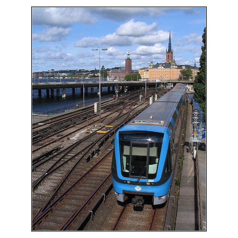 Grüne und Rote Linien - 

Ein Zug der grünen Strecke auf dem Weg in die südlichen Stockholmer Stadtteile auf der Söderströmbrücke. Im Hintergrund das Stadhuset und die Riddarholmskyrkan. 

19.08.2007 (J)