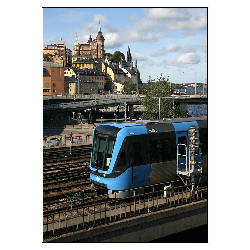 Grüne und Rote Linien - 

Kopf eines T-Bananzuges auf der Söderströmbrücke. Im Hintergrund Teile des Stadtteils Södermalm. 

19.08.2007 (M)
