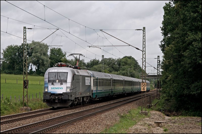 Grund des Ausfluges nach Vogl war SIEMENS: 111 038 ist mit dem IC 87  TIEPOLO , Mnchen Hbf - Venezia Santa Lucia, zum Brenner unterwegs und wird bei Vogl von Drei Fotografen auf den Chip gebannt. (09.07.2008)
