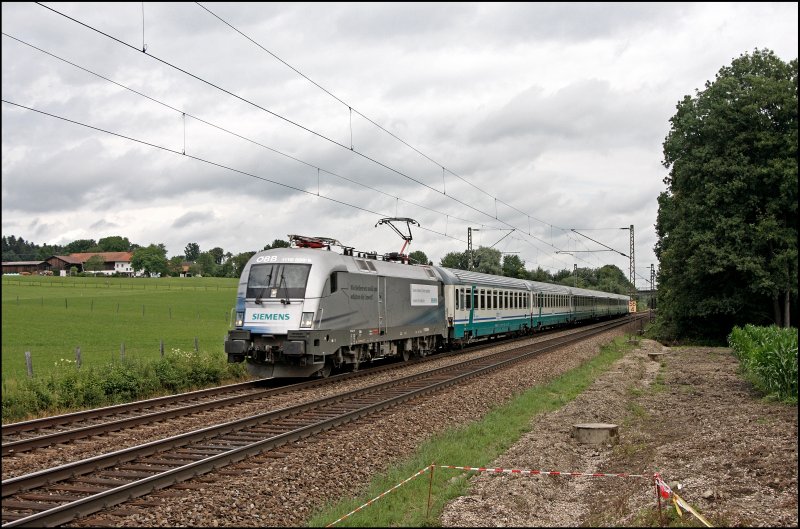 Grund des Ausfluges nach Vogl war SIEMENS: 111 038 ist mit dem IC 87  TIEPOLO , Mnchen Hbf - Venezia Santa Lucia, zum Brenner unterwegs und wird bei Vogl von Drei Fotografen auf den Chip gebannt. (09.07.2008)
