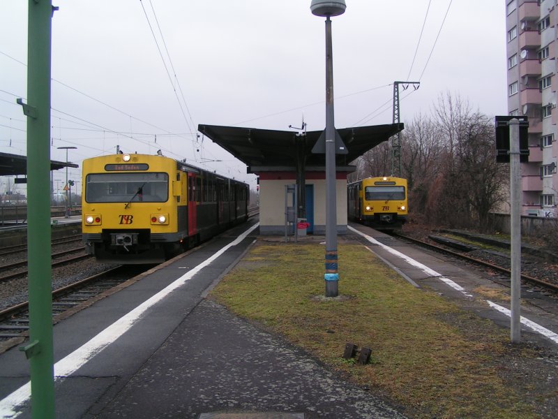 Grund ist mir nicht bekannt aber VT2E nach BaD Soden auf Gleis12 in Frankfurt Hchst. Daneber steht VT2E zum frankfurter Hauptbahnhof auf Gleis 13.
Normalerweise steht der Bad Sodener auf Gleis 11 uund der HBFler auf Gleis12 kann mir einer den Grund nennen?