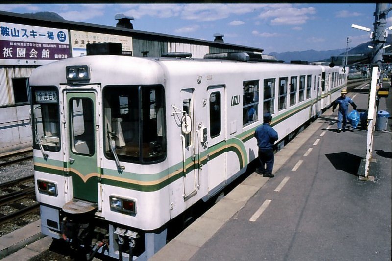 Grunddaten der Aizu-Bahn: Die Strecke von Aizu Wakamatsu nach Sden in die Berge wurde von der Staatsbahn 1986/7 aufgegeben. Die Kommunen bernahmen die Bahn dann als Aizu-Bahn (57,4 km lang). 1990 wurden die hintersten 15,4 km elektrifiziert und mit der 1986 erffneten Yagan-Bergbahn verknpft, die eine direkte Verbindung nach Tokyo herstellt. Hier wartet Triebwagen AT 101 in Aizu Tajima, dem Umsteigeort von Elektro- zu Dieselbetrieb, auf die Weiterfahrt nach Norden. 26.April 1997. 
