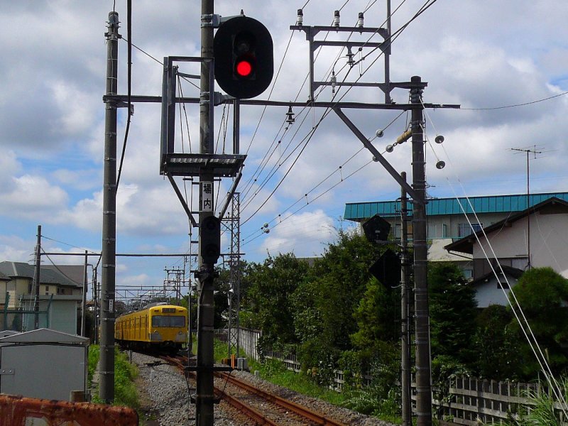 Grunddaten des Seibu-Konzerns: Der Seibu-Konzern besteht aus 86 Firmen im In- und Ausland. Besonders berühmt ist auch die Seibu-Lions Baseball-Mannschaft. Im Mittelpunkt stehen Firmen für Lebensgestaltung und Infrastruktur wie Erholungszentren, Vergnügungsparks, Golfplätze, Hotels, vornehme Warenhäuser, lange hatte Seibu auch ein Kunstmuseum; ferner Bau- und Immobilienfirmen, Reisebüros, Verkehrsunternehmen oder Fahrschulen. Bild: Zug 223/224 in Tokyo-Shin Koganei, 31.August 2008.