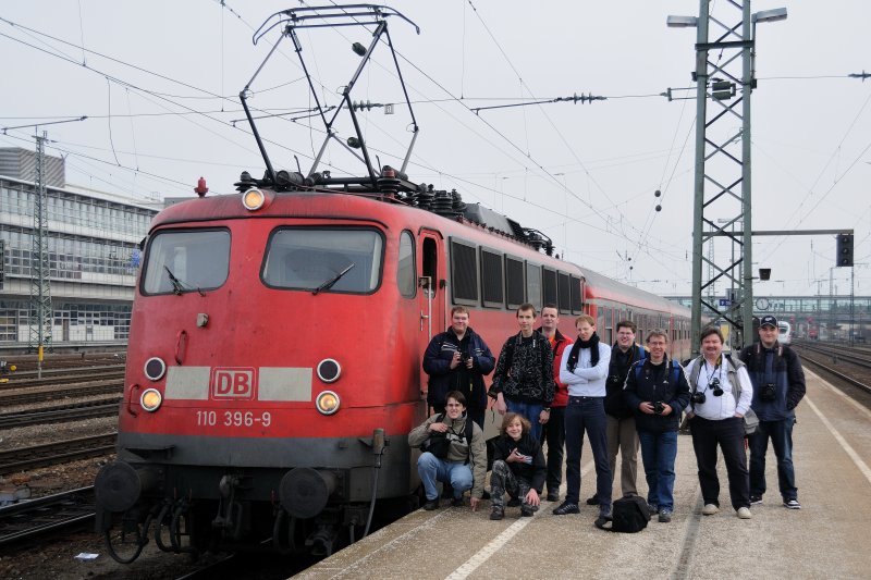 Gruppenbild mit  Falte  : Die morgentliche Fotografenschar beim Bahnbildertreffen am 14. Mrz 2009 in Regensburg. Mittig unser freundlicher Tf mit Schal.
