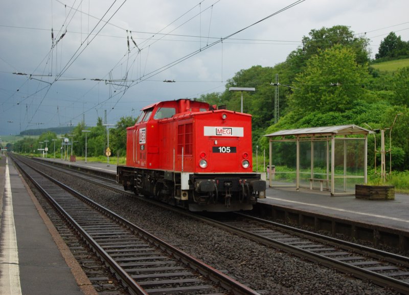 Gruselig sieht das Wetter aus, in das Lok 105 der MEG da steuert...
Aufgenommen am 16.06.2009 in Eschwege West.