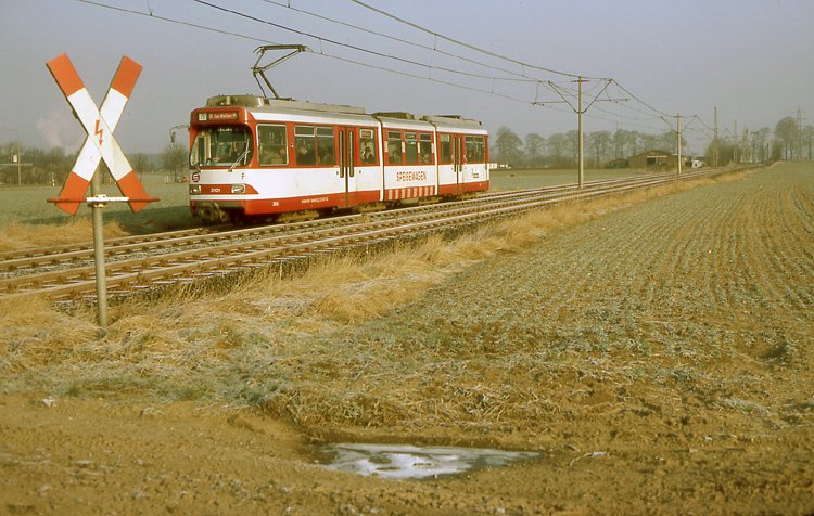 GT 8 SU 3101 der Rheinbahn mit Speiseraum bei Wittlaer. Februar 1981