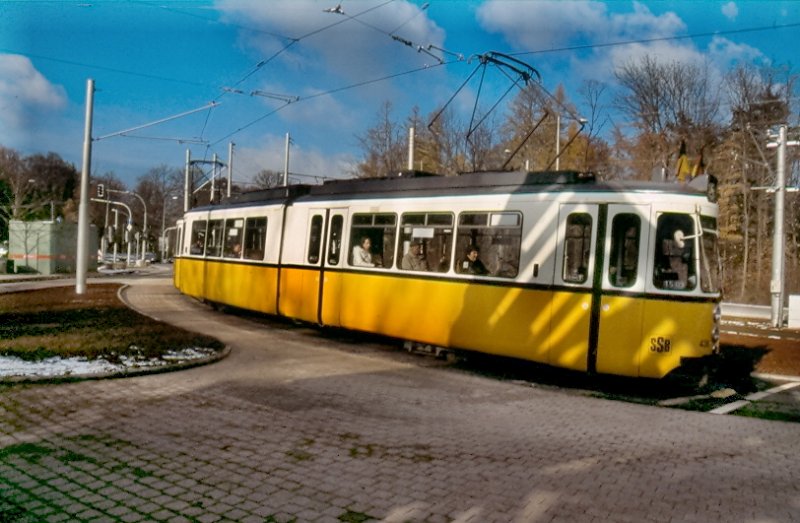 GT4 439 am 16.11.2007. Nun haben die Stuttgarter es tatschlich geschafft, mit einem enormen finanziellen Aufwand ihr gesamtes Strassenbahn-Netz umzuspuren. Allerdings stellt sich immer noch die Frage wozu???