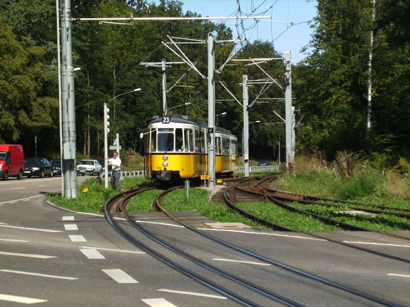 GT4 auf Sonderfahrt als Zwei-Wagen-Zug kurz vor der Einfahrt zur Wendeschleife Ruhbank-Fernsehturm auf dem  Drei-Schienen-Gleis . Der Fahrer ist zum Freischalten der Signalanlage aus der Bahn gestiegen und bedient sich seines Schlüssels um freie Fahrt zu bekommen.