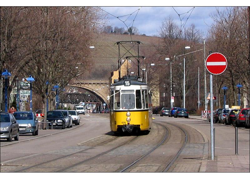 Gt4, Bahnbrücken und Weinberg -

Ein Wagen der Stuttgarter Line 15 in der Nordbahnhofstraße. 

25.03.2006 (J)