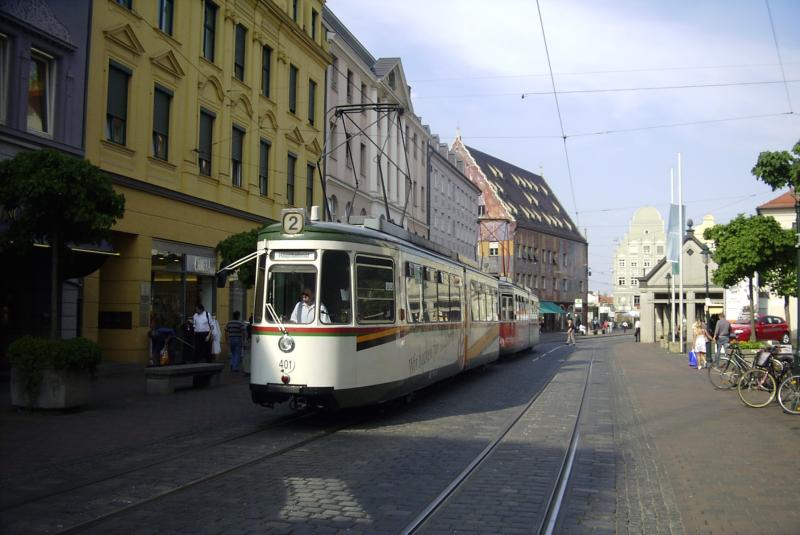 GT4-Nr. 401 auf der Linie 2 Richtung Hauptbahnhof, kurz vorm K�nigsplatz. (2004)