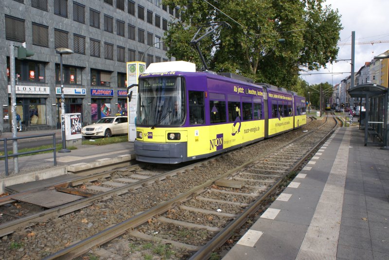 GT6N 1015 steht am 13.10.09 an der Endhaltestelle der Linie M13, dem S-Bahnhof Warschauer Strasse.