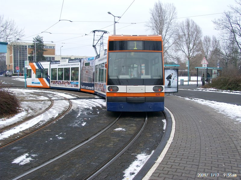 GT6N 628 in orange wartet an der Endstelle Rheinau auf seine Abfahrt. 17.01.09