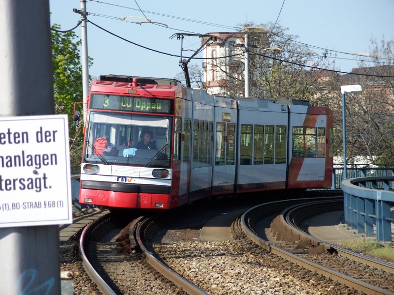 GT6N bei der Einfahrt in den Haltepunkt  Adenauerbrcke . Aufgenommen am 14.04.07