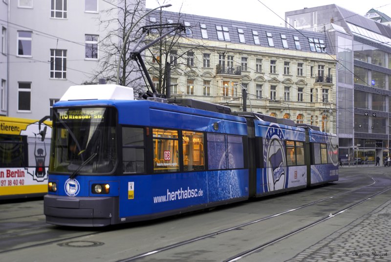 GT6N Linie M6 am Hackeschen Markt mit Hertha BSC Vollwerbung 
05.02.2009