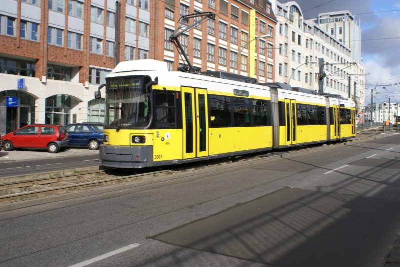 GT6N-ZR 2007 hat eben die Endhaltestelle S- und U-Bahnhof Warschauer Strasse verlassen und wendet nun ausserhalb der Station.