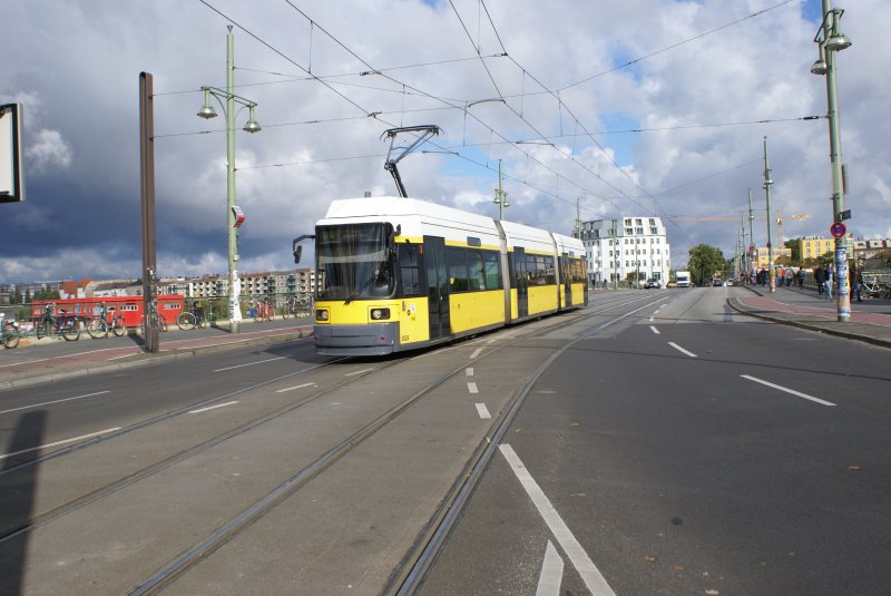GT6N-ZR nhert sich am 13.10.09 seiner Endhaltestelle S- und U-Bahnhof Warschauer Strasse.
