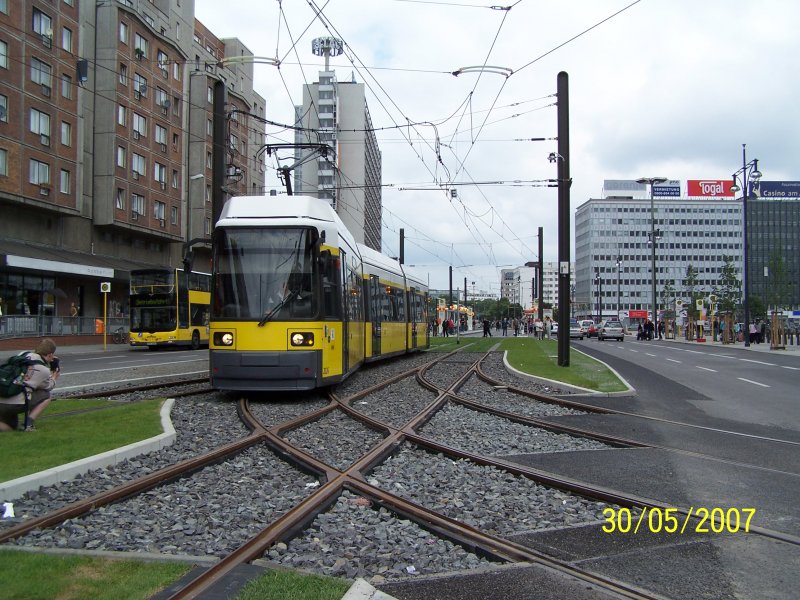 GT6ZN-Triebzug 2026 als erster planm��ige Fahrgast-Tram auf der Linie M2 von Heinersdorf zur neuen Endhaltestelle S+U Alexanderplatz/Dircksenstr. kurz vor der Endhaltestelle.