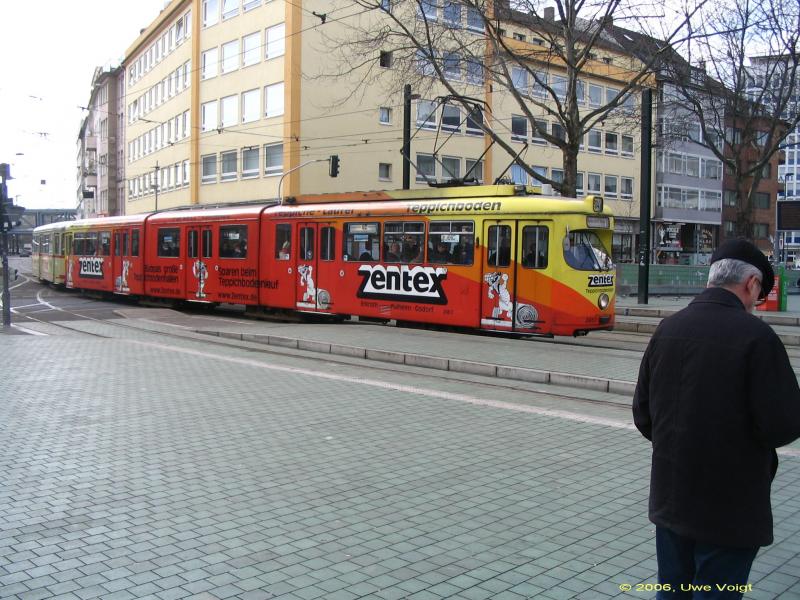 GT8 2657 am 7.3.2006 am Worringer Platz. Dies war einer der ersten Z�ge in D�sseldorf die Vollwerbung erhielten und ist seit dem nicht ver�ndert worden.