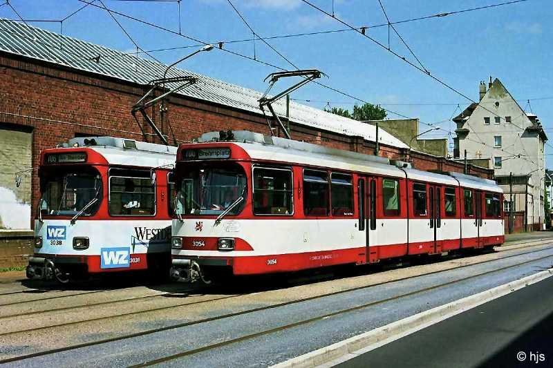 GT8S 3038 und 3054 vor dem Betriebshof Am Steinberg (21. Juli 2000). Die Endstelle  Am Steinberg  der Ringlinie 706 ist ein beliebtes Fotomotiv. Die beiden Triebwagen werden in K�rze in einander entgegengesetzter Richtung die D�sseldorfer Innenstadt umrunden.