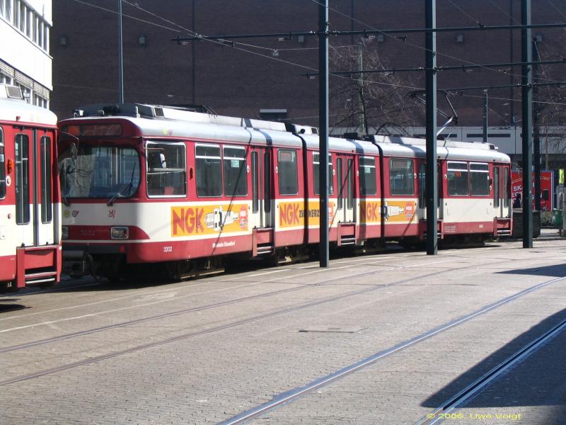 GT8SU 3202 am 22.3.2006 auf der Wendeschleife um das Hauptpostamt am Hauptbahnhof. Diesen U-Bahn tauglichen Typ sieht man dort nur sehr selten. 