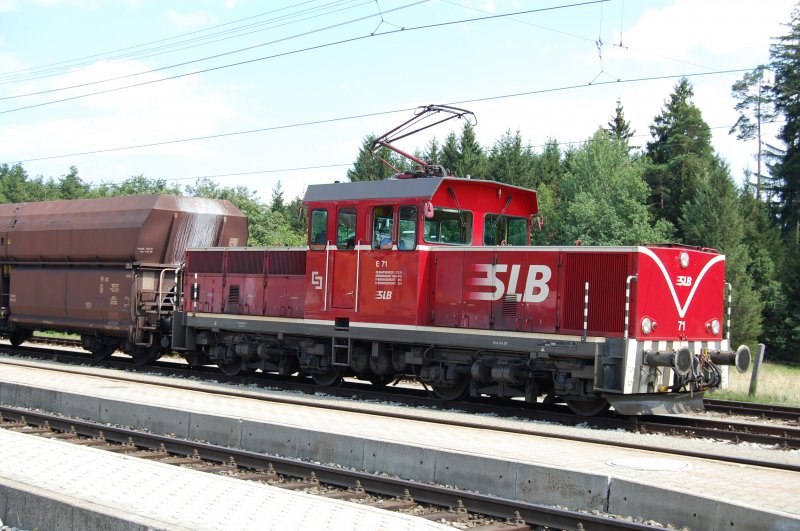 Gterverkehr mit einer recht ansehnlichen Maschine der SLB im Bf Brmoos. 27.07.07