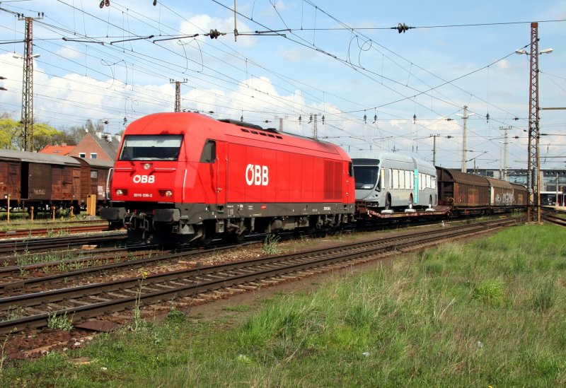 Gterzug bespannt mit 2016.36 auf der Fahrt durch den Bahnhof Wels am 7. April 2007.
