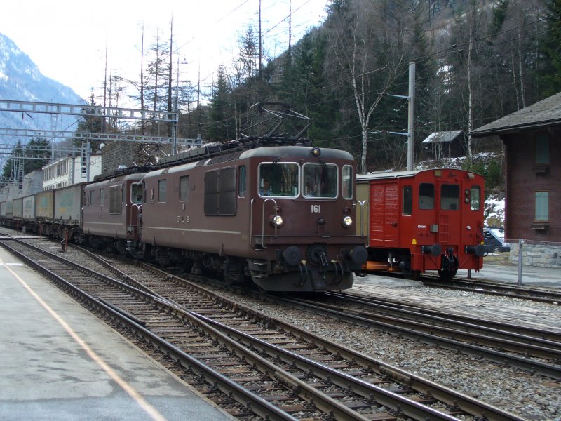 Gterzug mit Re 4/4 161 + Re 4/4 bei der Durchfahrt in Goppenstein am 10.03.2007