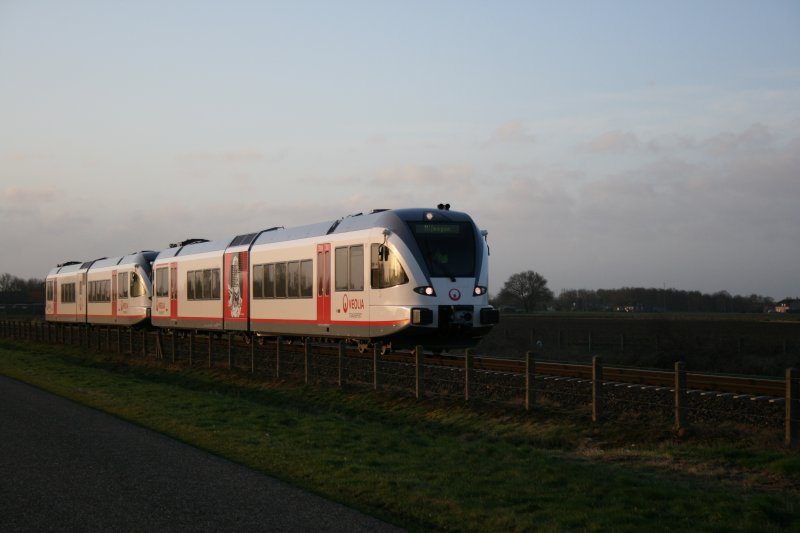 Gtw 2/6 (7)210 mit Nahme Wilhelm Tell donnert vorber bei Vortem Mullem