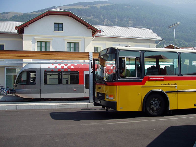 GTW 2/6, bzw. ATR 100 der Vinschgerbahn und Postauto Schweiz in Mals, Sdtirol (I), 28. Juli 2005.