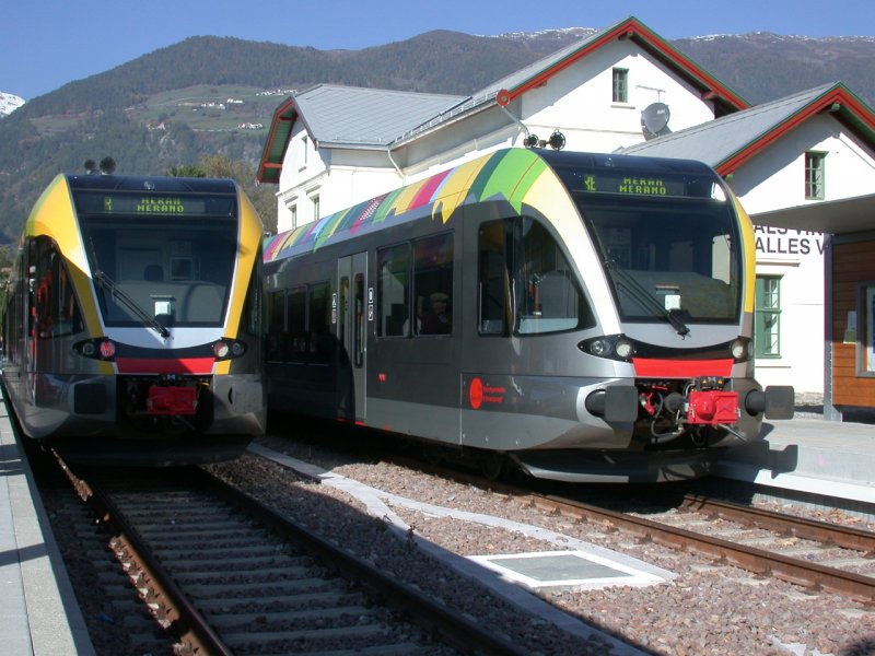 GTW 2/6 in Mals/Mallles, rechts der Regionalexpress, links der Regionalzug nach Meran/Merano. (13.10.2005)