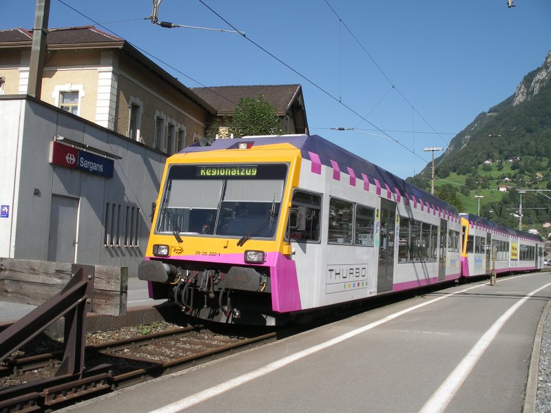 GTW 2/6 mit Zusatzsteuerwagen der Thurbo ist soeben im Stumpengleis 6 in Sargans angekommen aus Richtung Buchs SG. (12.09.2006)