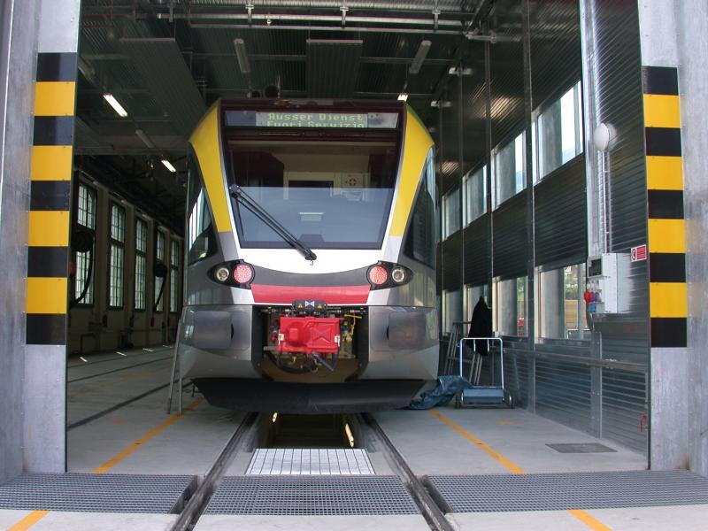 GTW 2/6 von Stadler im neuen Depot der Vinschger Bahn in Mals. (12.05.2005)
