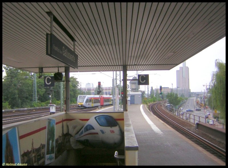 GTW 2/6-Triebwagen 121 der HLB durchfuhr am 15.08.2006 den Bahnhof Frankfurt am Main - Galluswarte in Fahrtrichtung Hauptbahnhof.