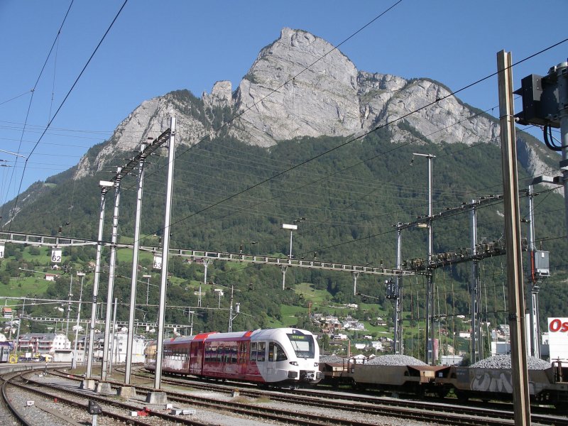 GTW 2/8 von Stadler fr ARRIVA auf Testfahrt, hier vor dem Gonzen im Bahnhof Sargans. (12.06.2006)