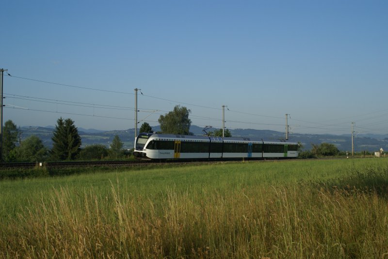 GTW 2/8 der Thurbo befindet sich am 17. Juni 2007 bei Berg TG auf Talfahrt in Richtung Weinfelden.