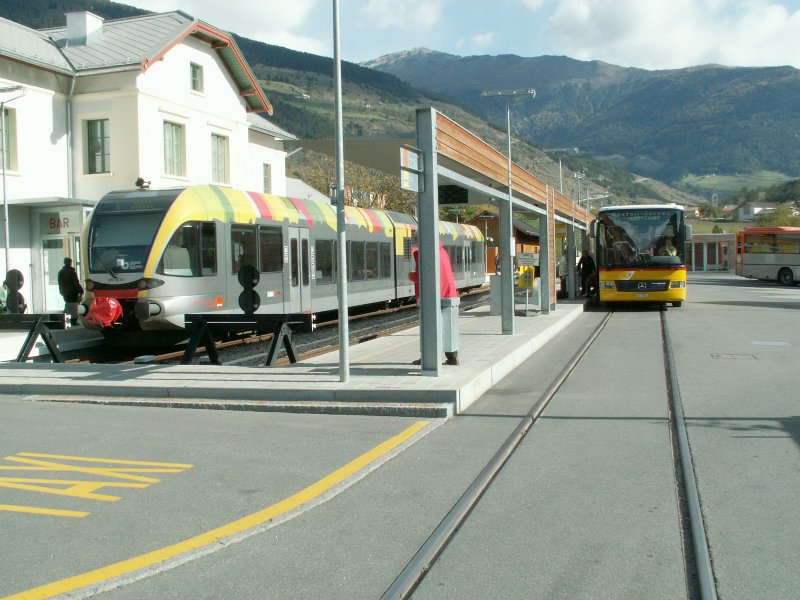 GTW ATR 100 nach Bozen,rechts das Schweizer Postauto nach Zernez,Graubnden/Schweiz.Mals 20.10.07