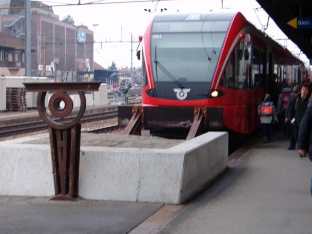 GTW der RM (Regionalverkehr Mittelland). Auf diesem Bild sieht man das Logo der RM gleich zweifach.
Thun den 05.03.2004