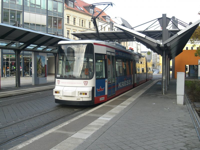 GTW6N (Wagen 910)der SVZ am 29.10.2006 im Einsatz auf der Linie 3 von Neuplanitz nach Eckersbach bei der Ausfahrt aus der Haltestelle Zwickau Zentrum in Richtung Eckersbach. Anmerkung: Hier endet das Dreischienengleis, welches Straenbahn und Vogtlandbahn verbindet.