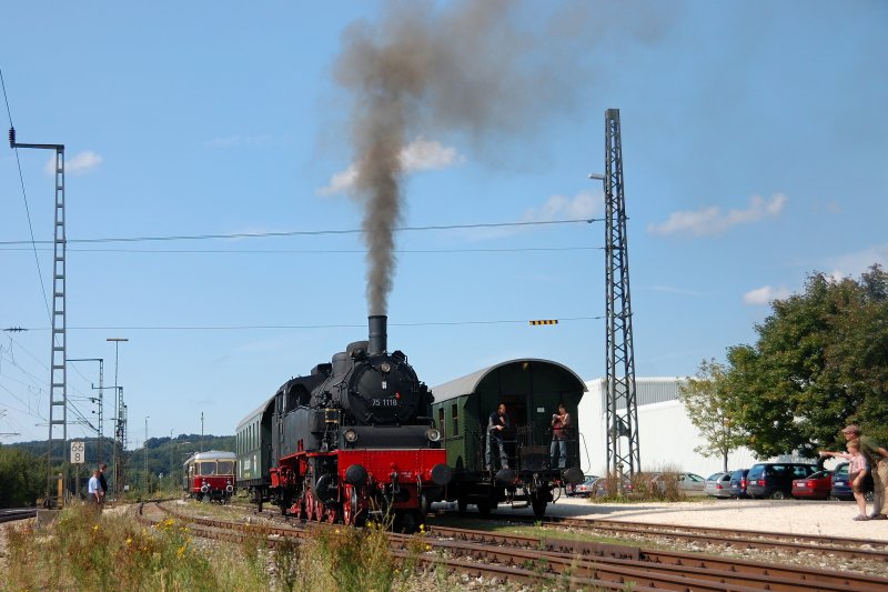  Guck mal ... scheint der kleine Junge seinem Vater zu sagen...  sie holt noch nen Wagen . Leise kchelt 75 1118 dabei vor sich hin. Nur das Summen der Speisewasserpumpe ist zu hren. Nostalgie pur... (Amstetten, 17. August 2008).