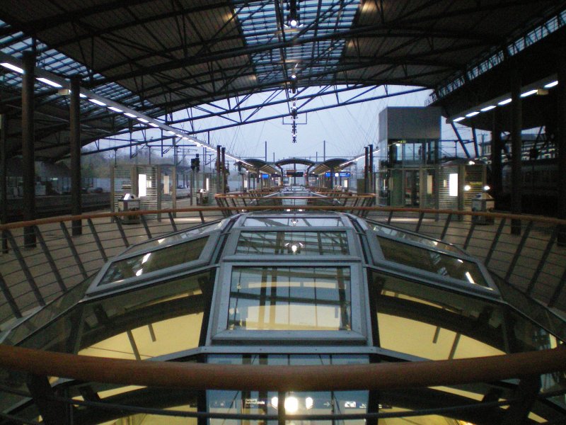 Gucklcher fr wartende Reisende im neuen Erfurt Hbf.03.11.08