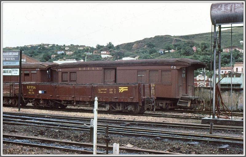 Gter- und Gepckwagen im Bahnhof Sao Joao del Rei. (Archiv 03/1979)