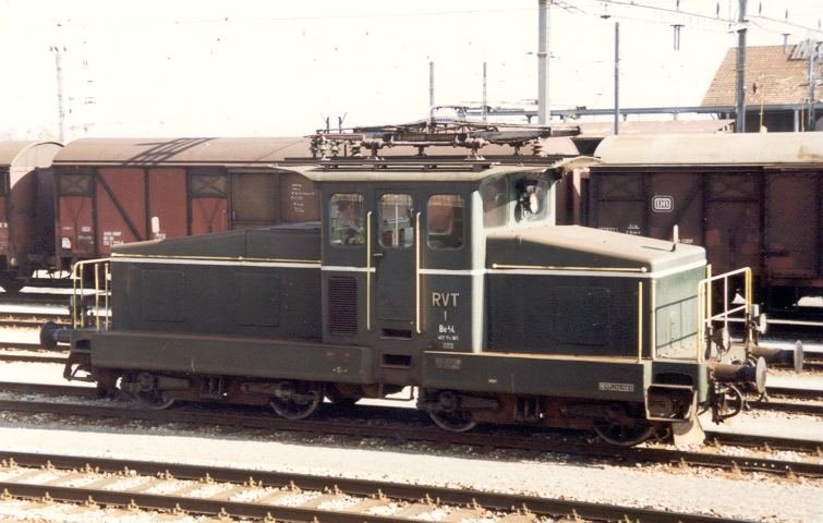 Gter- und Personzugslok Be 4/4 1 der RVT (heute trn) im Bahnhofsareal von SBB Bahnhof Neuenburg im Juni 1986