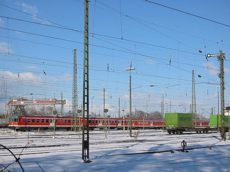 Gter- und Rangierbahnhof Karlsruhe am 27.02.2005. Im Hintergrund ist einer der beiden Container-Krne zu sehen. Auch viele Personenwaggons sind hier abgestellt.