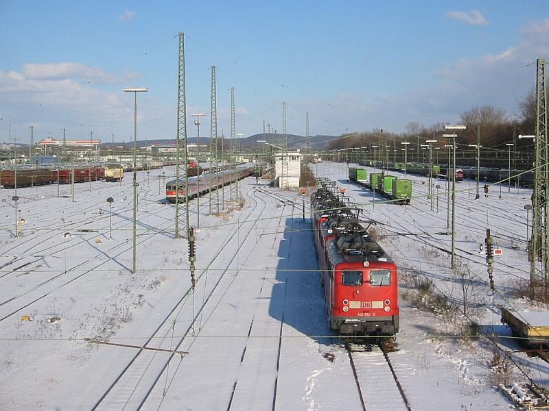 Gter- und Rangierbahnhof von Karlsruhe am 27.02.2005. In einer Reihe sind einige Loks der BR 140, 155 und 185 abgestellt, vorneweg 140 814.