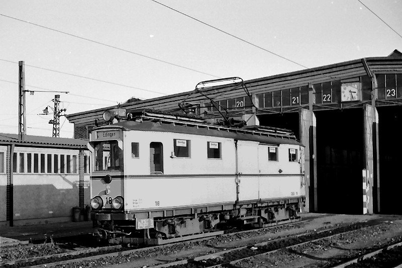 G�ter-Tw 18 in Edingen (30. Oktober 1965). Der Triebwagen erinnert daran, dass die OEG auch G�terverkehr betrieben hat.