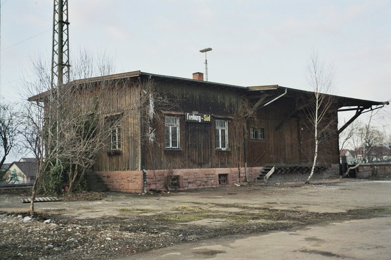 Gterbahnhof Freiburg-Sd, an der Gter-Umgehungsbahn in Freiburg, aufgenommen am 18.2.2005. Inzwischen ist der Bahnhof abgerissen, er mute einem Recyclinghof der Stadt Freiburg weichen.