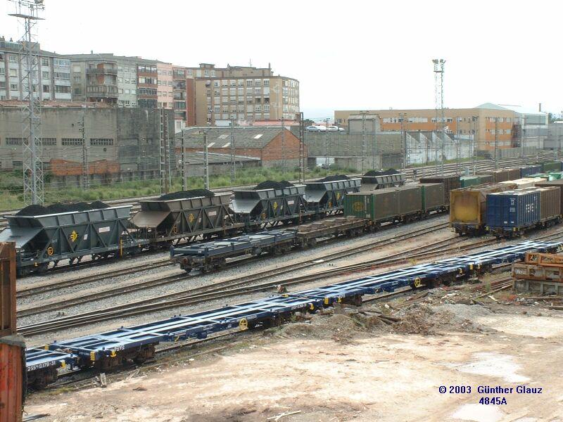 Gterbahnhof Santander am 05.09.2003. Fr eine Schmalspurbahn ist hier relativ viel Gterverkehr, vor allem durch das Stahlwerk Barreda, aber auch der Containerverkehr scheint keine geringe Rolle zu spielen.
